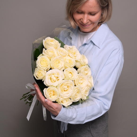Букет из 19 белых роз 50 см (Россия) в двойной корейской упаковке