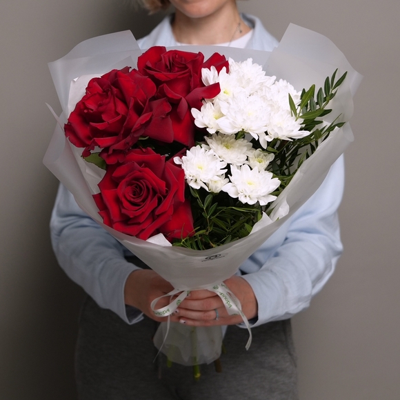 Букет из красных французских роз, кустовой хризантемы и фисташки в корейской упаковке