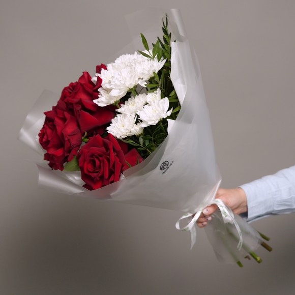 Букет из красных французских роз, кустовой хризантемы и фисташки в корейской упаковке