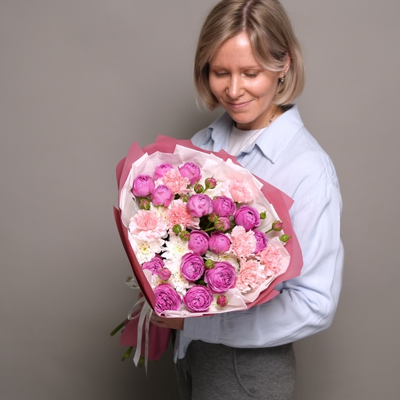 Букет из малиновых пионовидных кустовых роз, хризантемы кустовой и диантуса в корейской упаковке