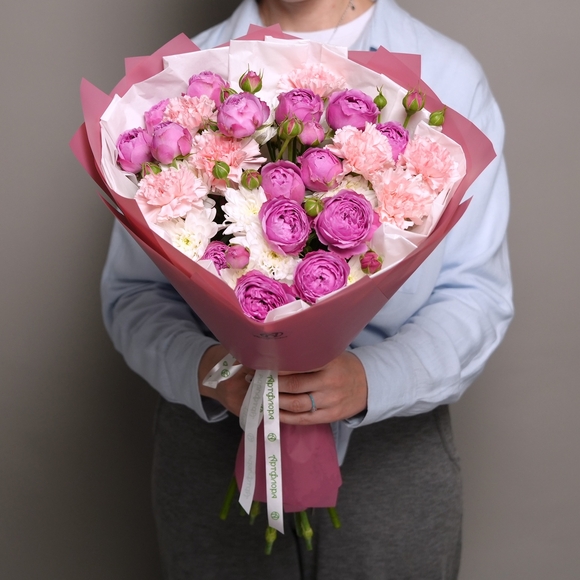 Букет из малиновых пионовидных кустовых роз, хризантемы кустовой и диантуса в корейской упаковке