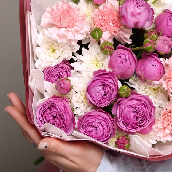 Букет из малиновых пионовидных кустовых роз, хризантемы кустовой и диантуса в корейской упаковке