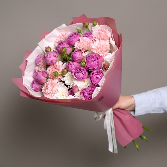 Букет из малиновых пионовидных кустовых роз, хризантемы кустовой и диантуса в корейской упаковке