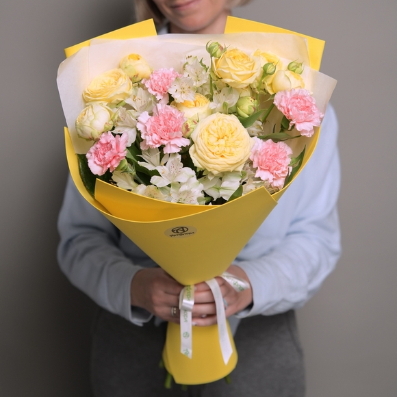 Дофаминовый букет из желтых пионовидных кустовых роз, гвоздик и диантуса в фоамиране