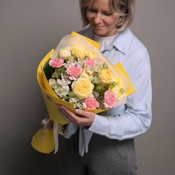 Дофаминовый букет из желтых пионовидных кустовых роз, гвоздик и диантуса в фоамиране