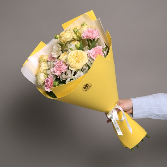 Дофаминовый букет из желтых пионовидных кустовых роз, гвоздик и диантуса в фоамиране
