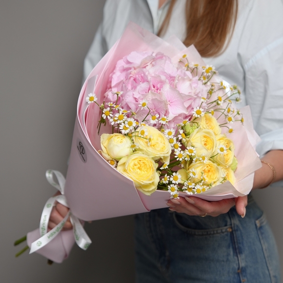 Букет из гортензии розовой, желтых пионовидных кустовых роз и матрикарий (ромашек) в фоамиране