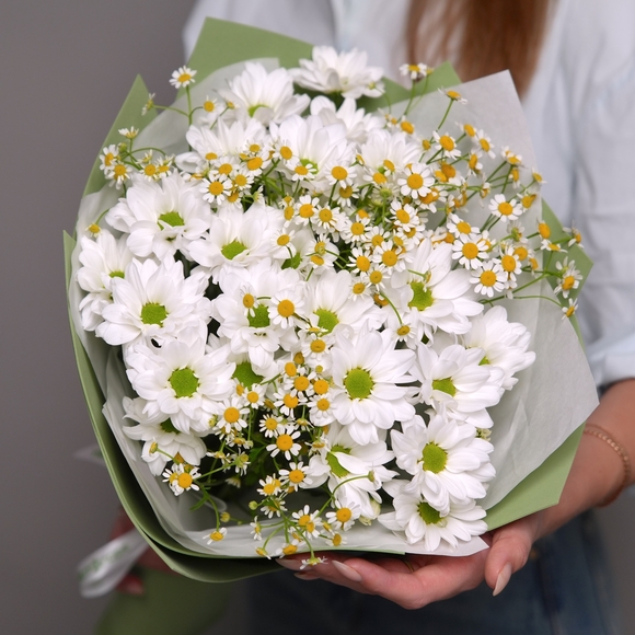Букет из белых хризантем кустовых и матрикарий (ромашек) в фоамиране - S