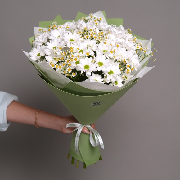 Букет из белых хризантем кустовых и матрикарий (ромашек) в фоамиране - M