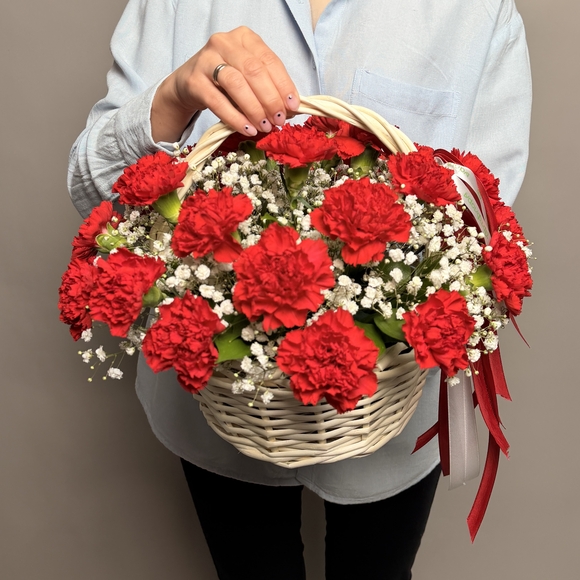 Корзина с красной гвоздикой и гипсофилой