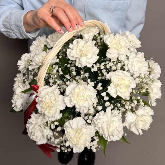 Корзина с белой гвоздикой и гипсофилой