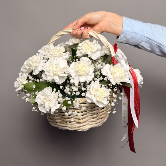 Корзина с белой гвоздикой и гипсофилой