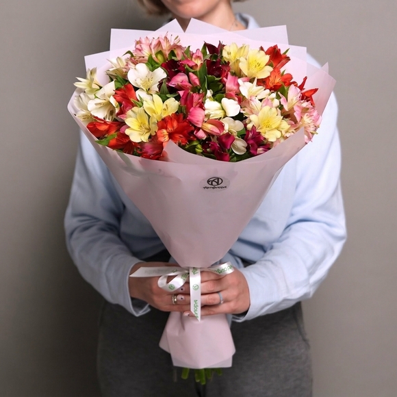Букет из 11 альстромерий микс в корейской светлой упаковке