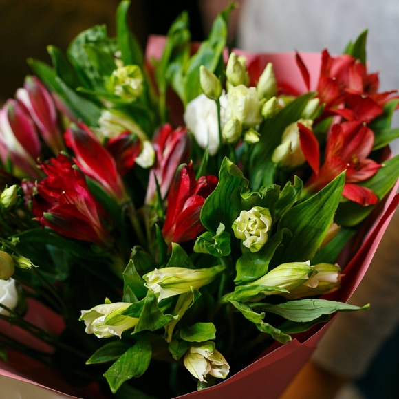 Букет из альстромерии микс и лизиантуса - S