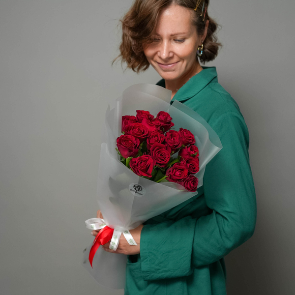 Букет из 15 красных роз 50 см (Кения) в корейской матовой упаковке