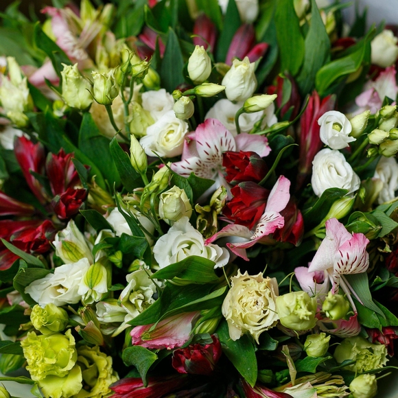 Букет из альстромерии микс и лизиантуса - L