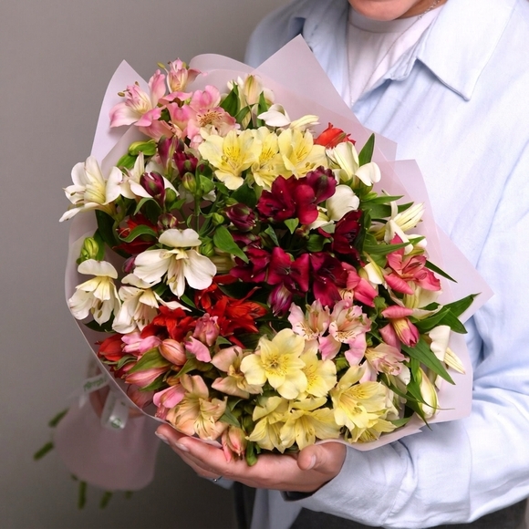 Букет из 15 альстромерий микс в корейской светлой упаковке