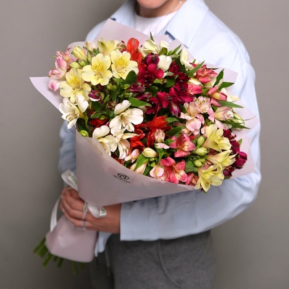 Букет из 15 альстромерий микс в корейской светлой упаковке