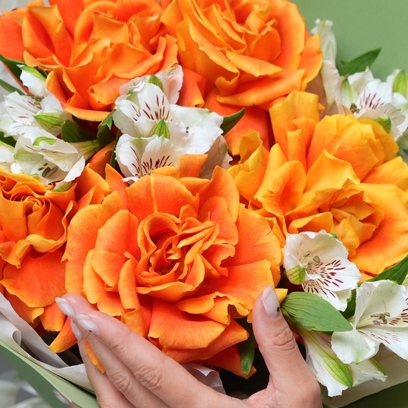 Букет из оранжевых французских роз и альстромерии - М в фоамиране
