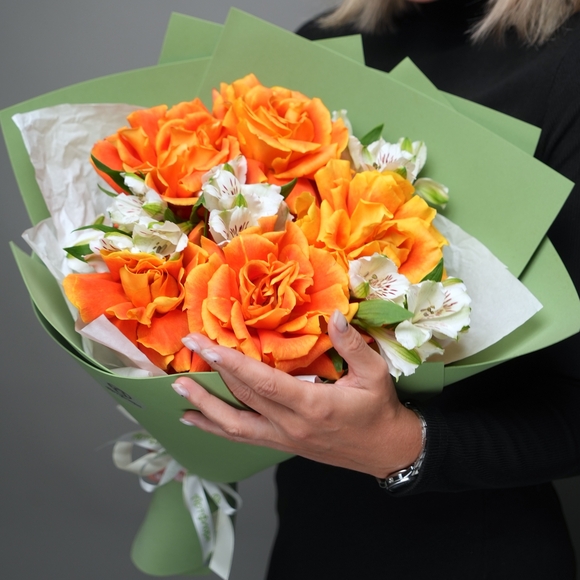 Букет из оранжевых французских роз и альстромерии - М в фоамиране