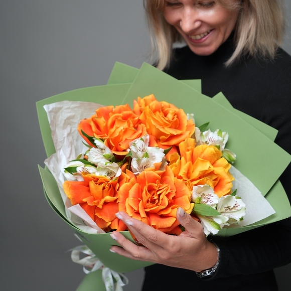 Букет из оранжевых французских роз и альстромерии - М в фоамиране
