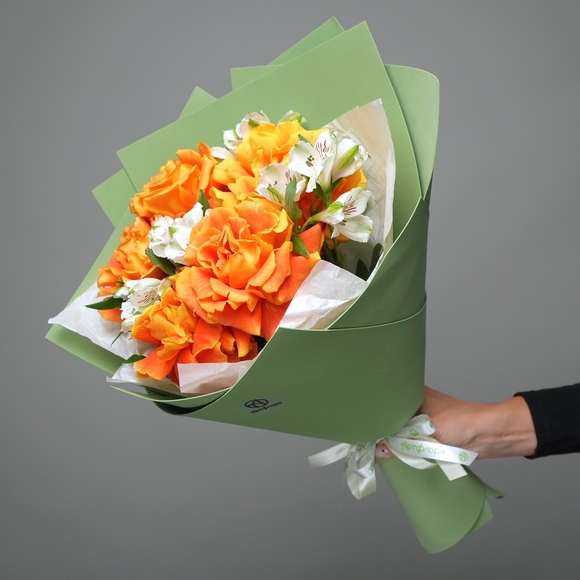 Букет из оранжевых французских роз и альстромерии - М в фоамиране