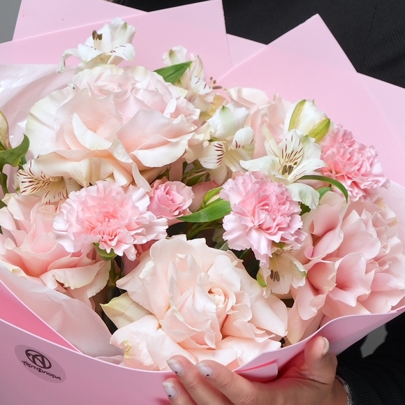 Букет из розовых французских роз, диантусов, кустовых роз и альстромерий