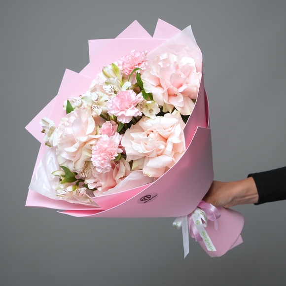 Букет из розовых французских роз, диантусов, кустовых роз и альстромерий