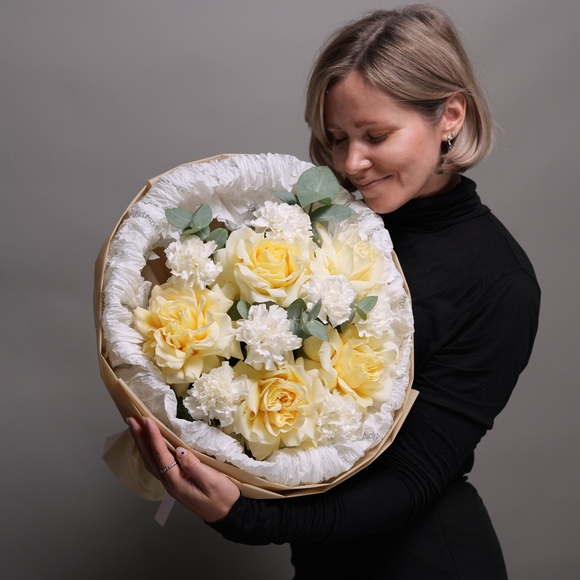 Букет из кремовых французских роз и диантусов с эвкалиптом - М в корейской упаковке