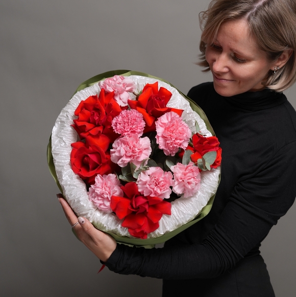 Букет из алых французских роз и диантусов - M в корейской упаковке