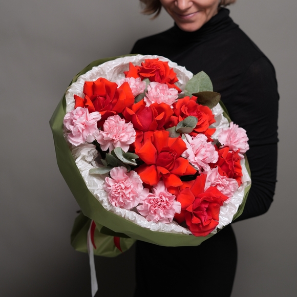 Букет из алых французских роз и диантусов - L в корейской упаковке