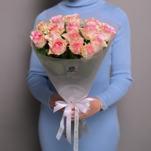Букет из 15 светло-розовых роз 50 см (Кения) в корейской матовой упаковке