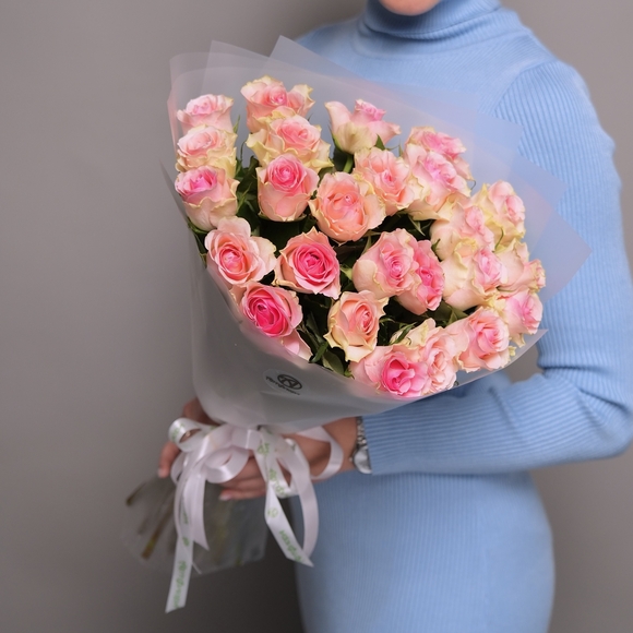 Букет из 25 светло-розовых роз 50 см (Кения) в корейской матовой упаковке