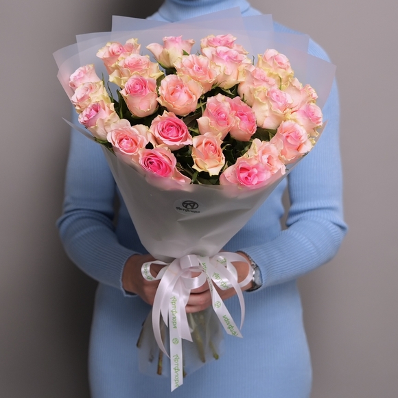 Букет из 25 светло-розовых роз 50 см (Кения) в корейской матовой упаковке