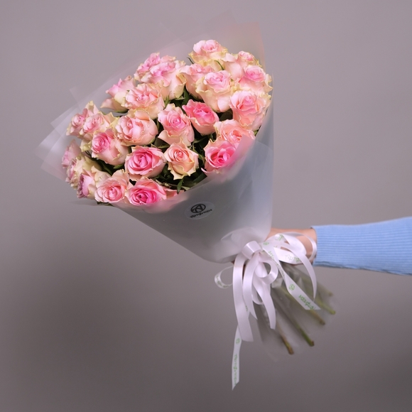 Букет из 25 светло-розовых роз 50 см (Кения) в корейской матовой упаковке