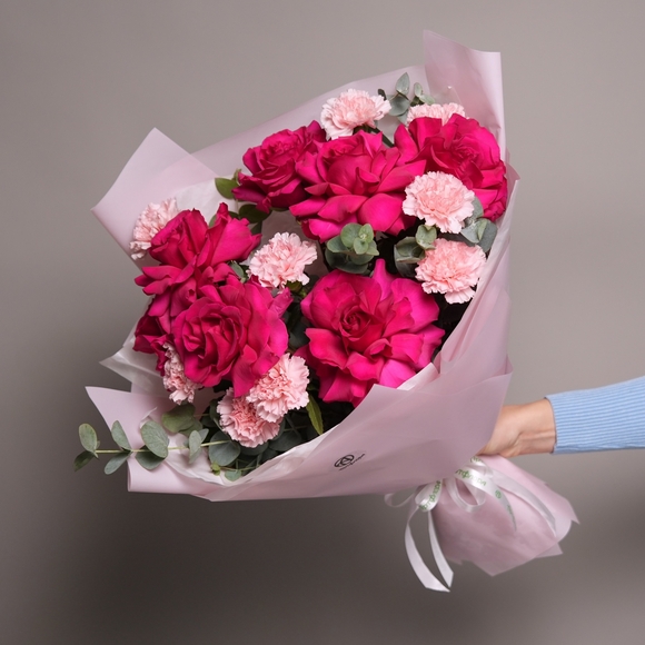 Букет из малиновых французских роз, диантусов с эвкалиптом - L в корейской упаковке