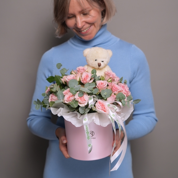 Шляпная коробка с кустовой розой с эвкалиптом и мишкой