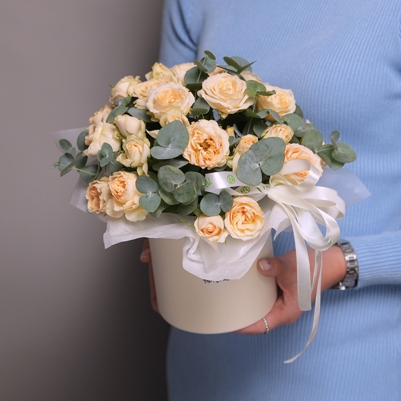 Шляпная коробка с кремовой кустовой розой с эвкалиптом 
