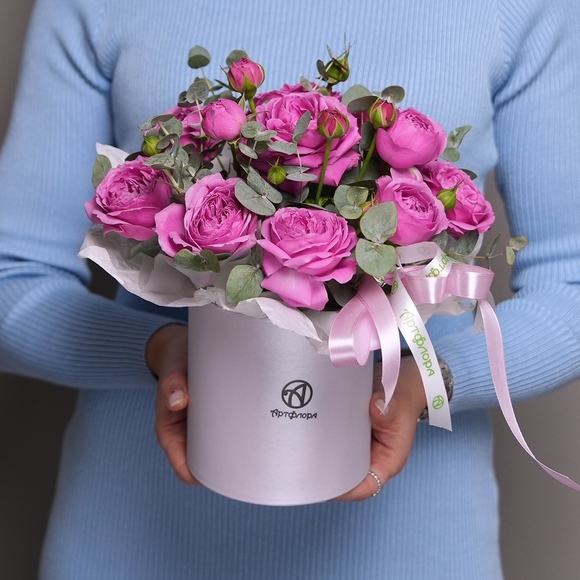 Шляпная коробка с малиновыми пионовидными розами и эвкалиптом