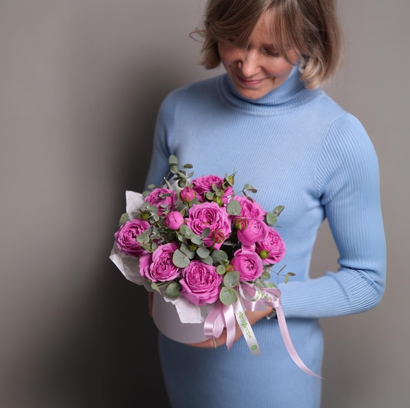 Шляпная коробка с малиновыми пионовидными розами и эвкалиптом