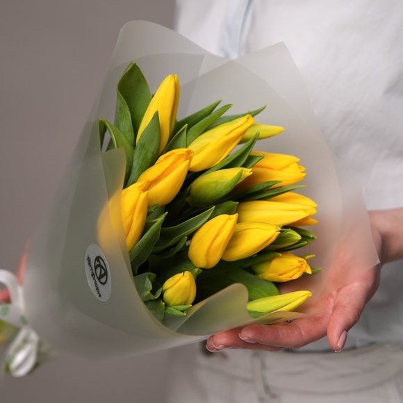 Букет из 15 желтых тюльпанов (Голландия) в корейской матовой упаковке
