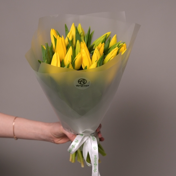 Букет из 25 желтых тюльпанов (Голландия) в корейской матовой упаковке