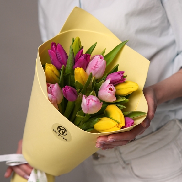 Букет из 15 тюльпанов микс яркий (Голландия) в фоамиране