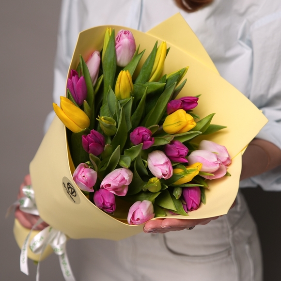 Букет из 25 тюльпанов микс яркий (Голландия) в фоамиране
