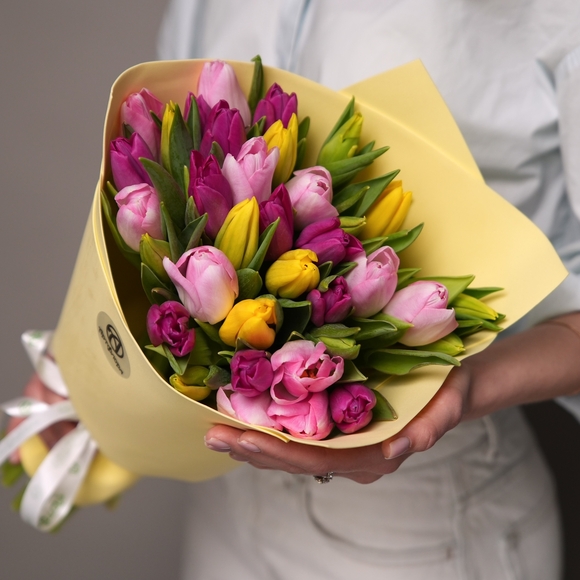 Букет из 35 тюльпанов микс яркий (Голландия) в фоамиране