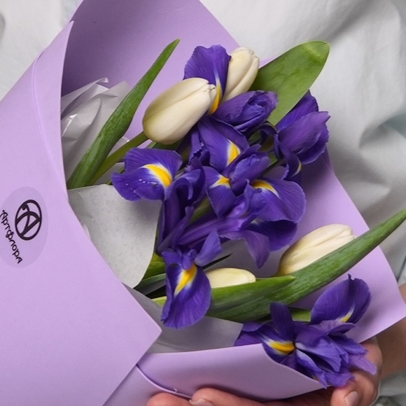 Букет из белых тюльпанов и ирисов - S