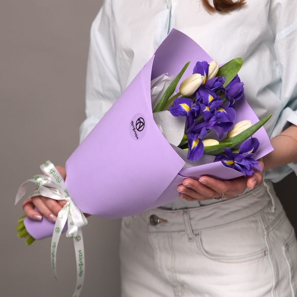 Букет из белых тюльпанов и ирисов - S