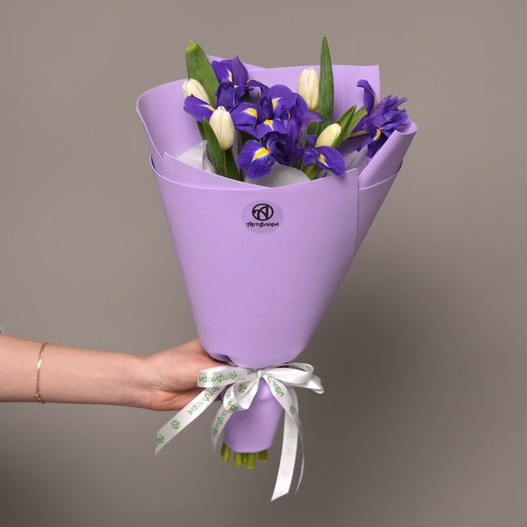 Букет из белых тюльпанов и ирисов - S