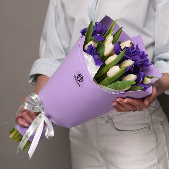 Букет из белых тюльпанов и ирисов - M