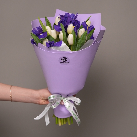 Букет из белых тюльпанов и ирисов - M